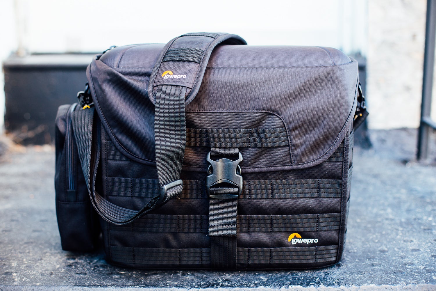 Review LowePro ProTactic SH 200 AW Messenger Style Camera Bag