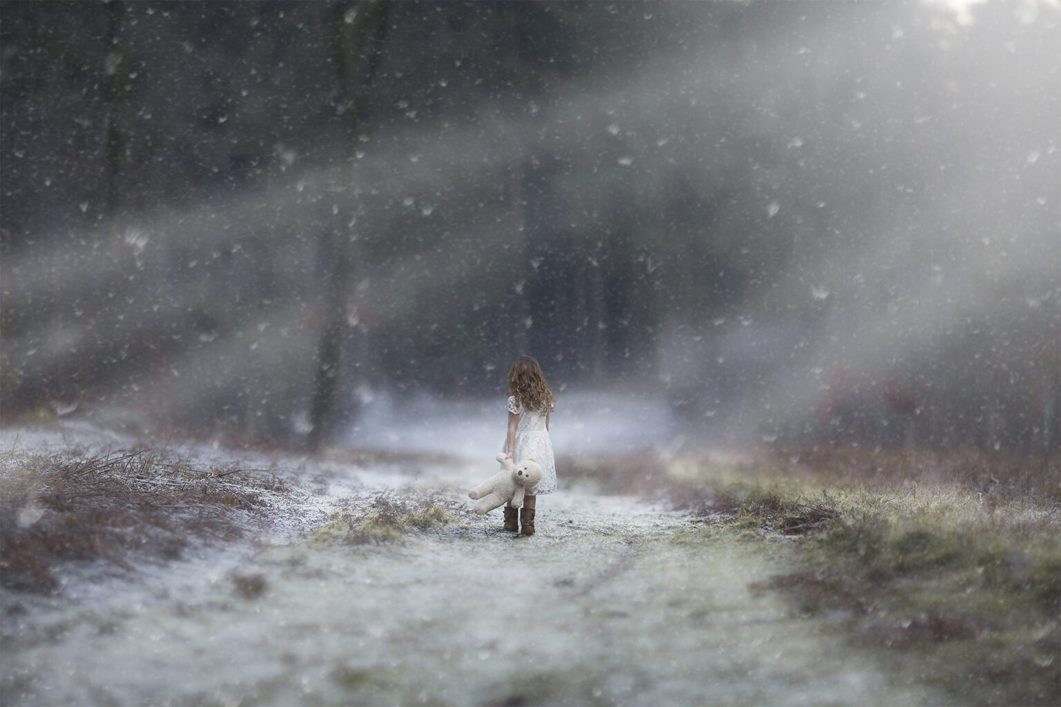 Девушка в зимнем тумане