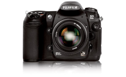 Hands Fujifilm FinePix S5 Pro | Popular Photography